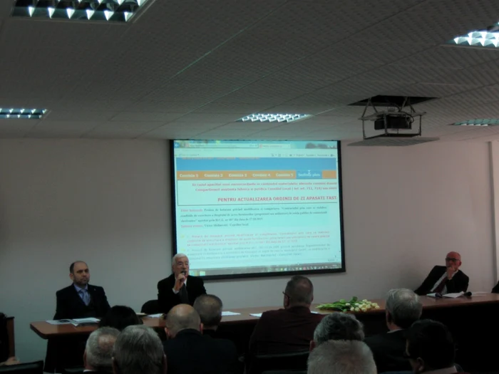 Consilierii locali au stat înghesuiţi şi nu au ştiut în unele cazuri ce sume se alocă de la bugetul local pentru proiectele adoptate Foto: Valentin Trufaşu