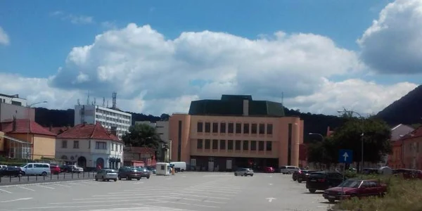 În locul parcării de la Aula Universităţii Transilvania se construieşte un cămin FOTO wikimapia