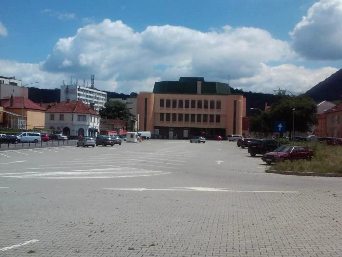 În locul parcării de la Aula Universităţii Transilvania se construieşte un cămin FOTO wikimapia