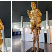 Statuia cu Trump dezbrăcat