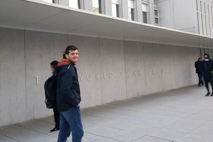 Adrian Petri a ajuns la sediul Băncii Mondiale din Washington. Sursa foto: Mining Watch Romania