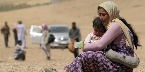 Refugiaţi din minoritatea Yazidi fug din oraşul Sinjar