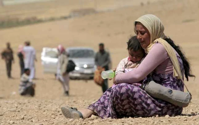 Refugiaţi din minoritatea yazidi fug din oraşul Sinjar