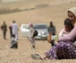 Refugiaţi din minoritatea Yazidi fug din oraşul Sinjar