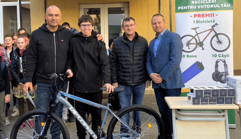 Copiii din Bistrița care colectează deșeuri, premiați cu biciclete, căști și boxe portabile