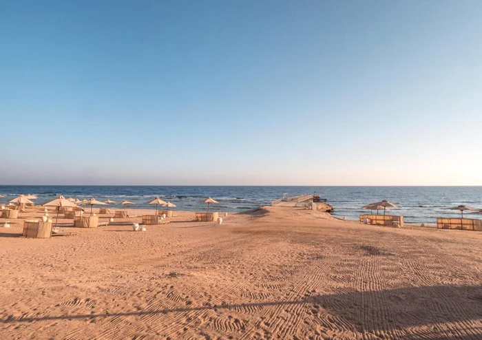 Turiștii din resort nu au putut face baie în mare. FOTO: Booking