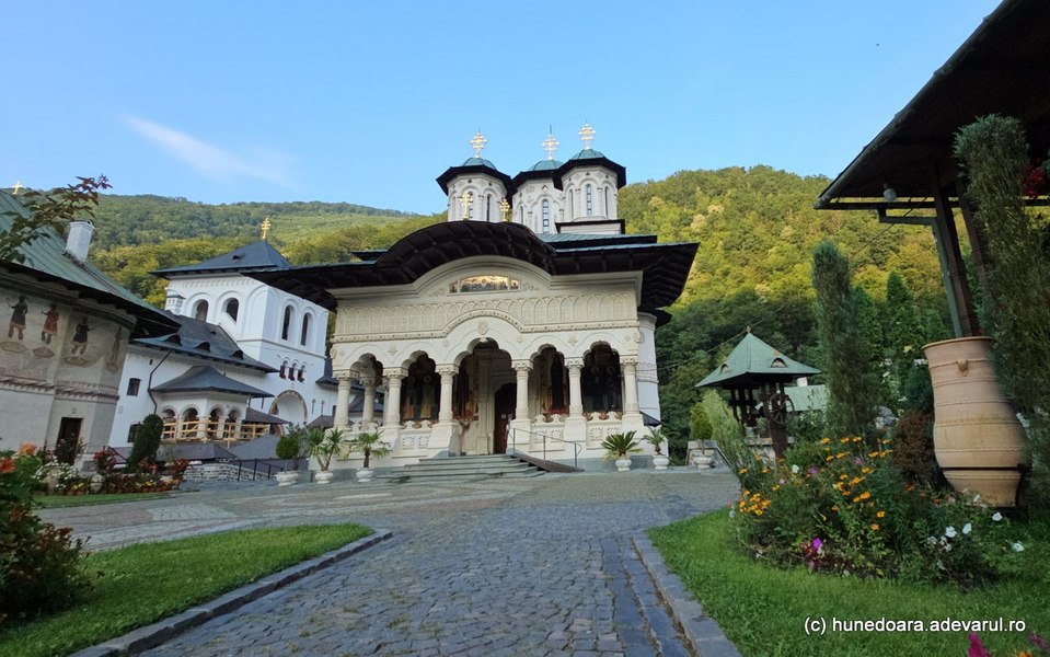 Locurile populare de Paște unde românii pot ajunge cu trenul. Unde sunt mănăstirile aflate la doi pași de gară