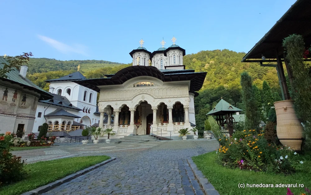 Locurile populare de Paște unde românii pot ajunge cu trenul. Unde sunt mănăstirile aflate la doi pași de gară