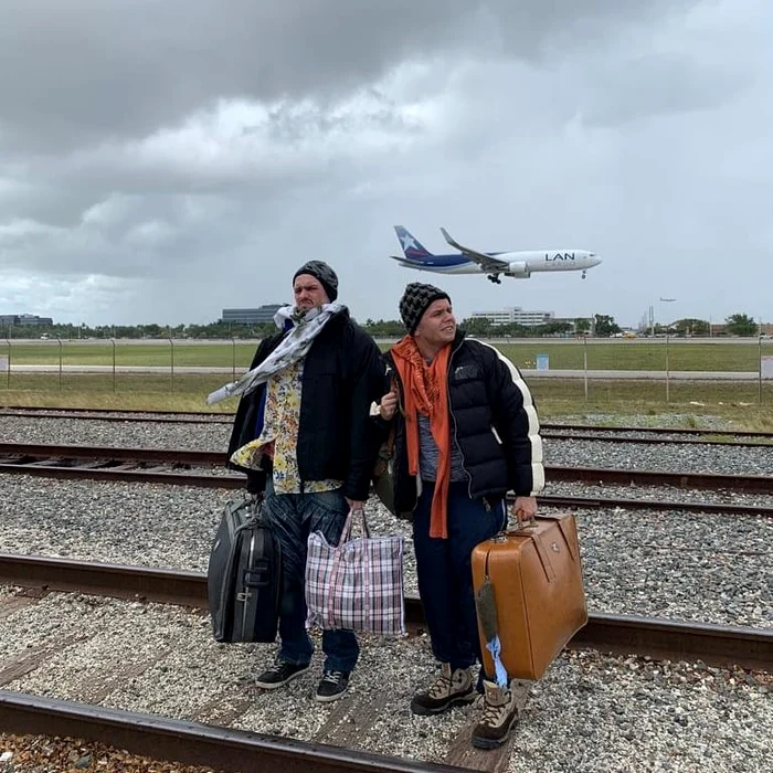 Filmul spune povestea  lui Ion şi Ilie, doi români  ajunşi în America