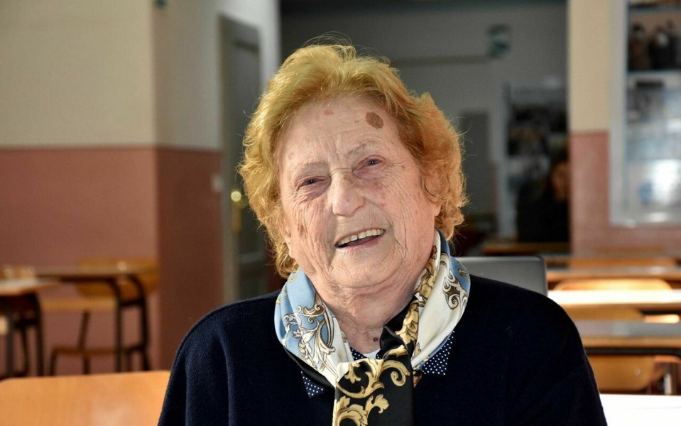 O femeie din Italia și-a îndeplinit visul, după ce a absolvit liceul la 90 de ani. Unde s-a angajat
