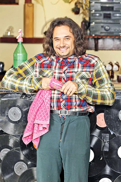 Alex Vasilescu făcea atmosferă la “Cronica Cârcotaşilor” cu trupa Jukebox