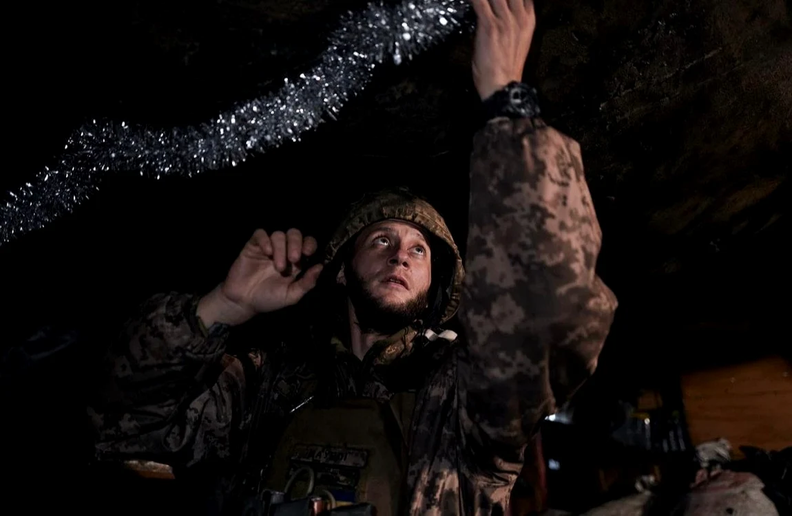 Soldat ucrainean pregătindu-se de Crăciun, pe front FOTO Nexta TV via Twitter