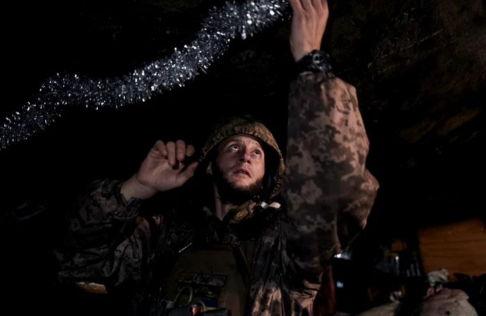 Soldat ucrainean pregătindu-se de Crăciun, pe front FOTO Nexta TV via Twitter