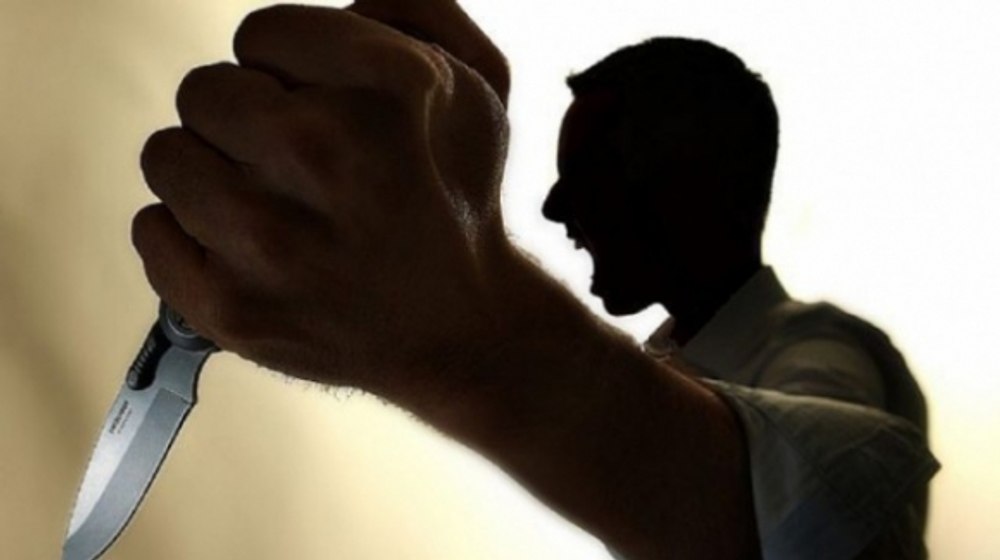 Adolescent din Capitală, arestat preventiv după ce a tăiat-o la gât pe fosta iubită. Scenariul pus la cale prin care i-a golit tinerei conturile 