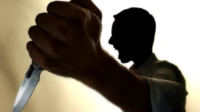 Adolescent din Capitală, arestat preventiv după ce a tăiat-o la gât pe fosta iubită. Scenariul pus la cale prin care i-a golit tinerei conturile de bani