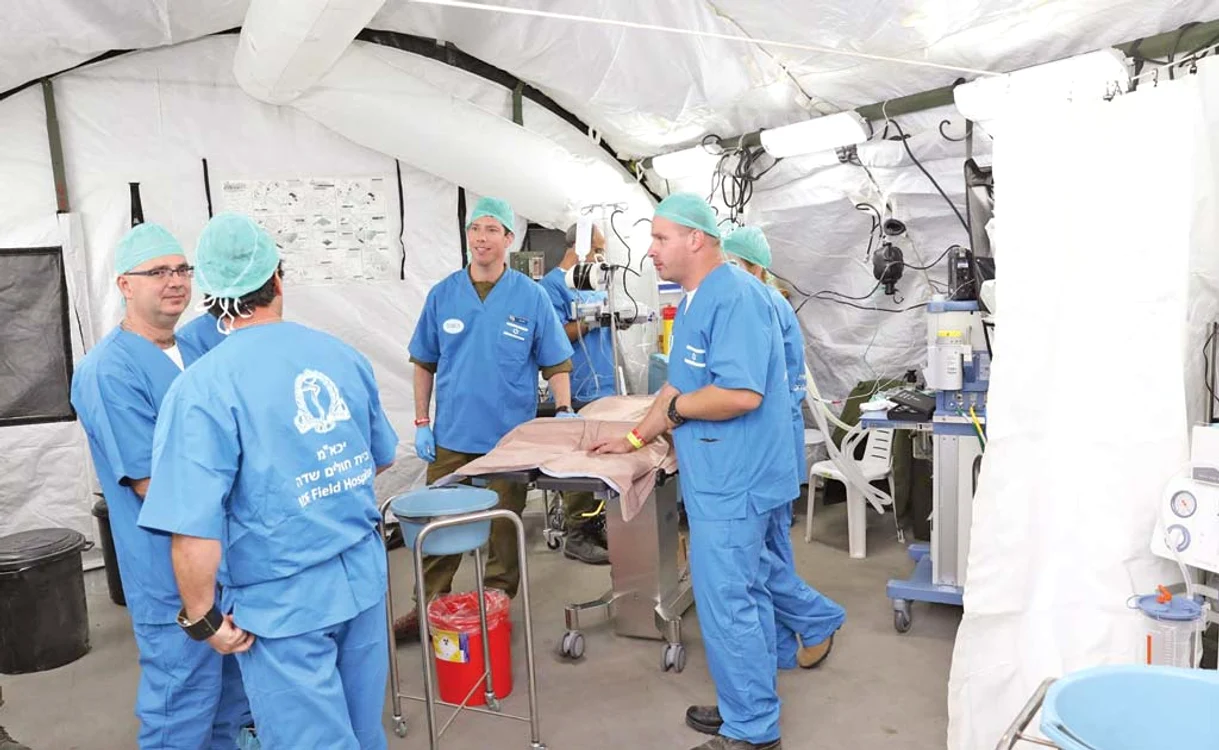 O echipă de 160 de israelieni, medici, asistenţi şi militari, au montat la Bucureşti cel mai performant spital mobil din lume