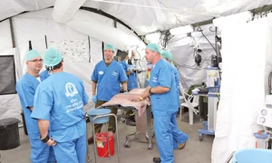 O echipă de 160 de israelieni, medici, asistenţi şi militari, au montat la Bucureşti cel mai performant spital mobil din lume jpeg