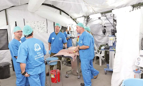 O echipă de 160 de israelieni, medici, asistenţi şi militari, au montat la Bucureşti cel mai performant spital mobil din lume jpeg