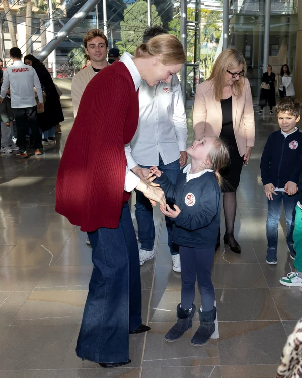 Prințesa Charlene de Monaco a arătat incredibil într un pulover rochie roșu (4) jpg