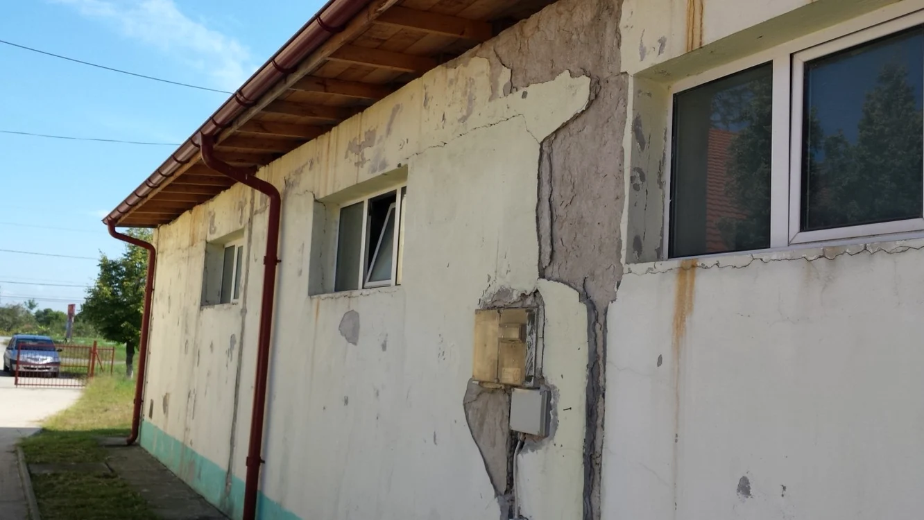 Sala de sport din Chevereşu Mare arată ca după război. Primarul Marcel Muia susţine că a fost distrusă la nervi FOTO Daniel Dancea