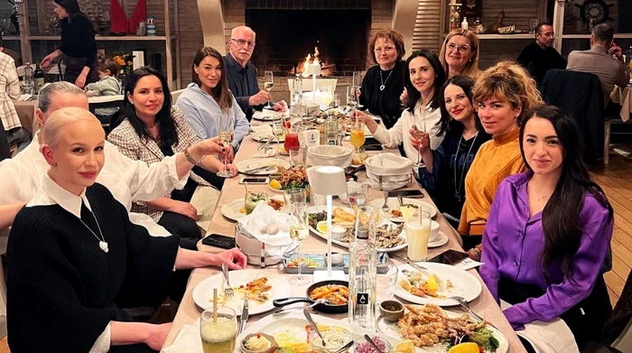 Octavian Bellu, înconjurat de sportivele pe care le-a transformat în legende (FOTO: Facebook)