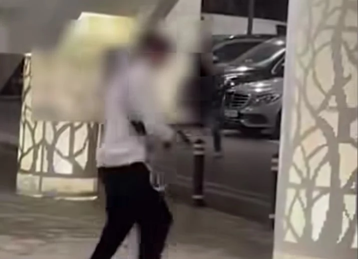 Percheziții la domiciliul adolescentului din Craiova care a tras cu un pistol în parcarea unui mall. Ce au găsit polițiștii