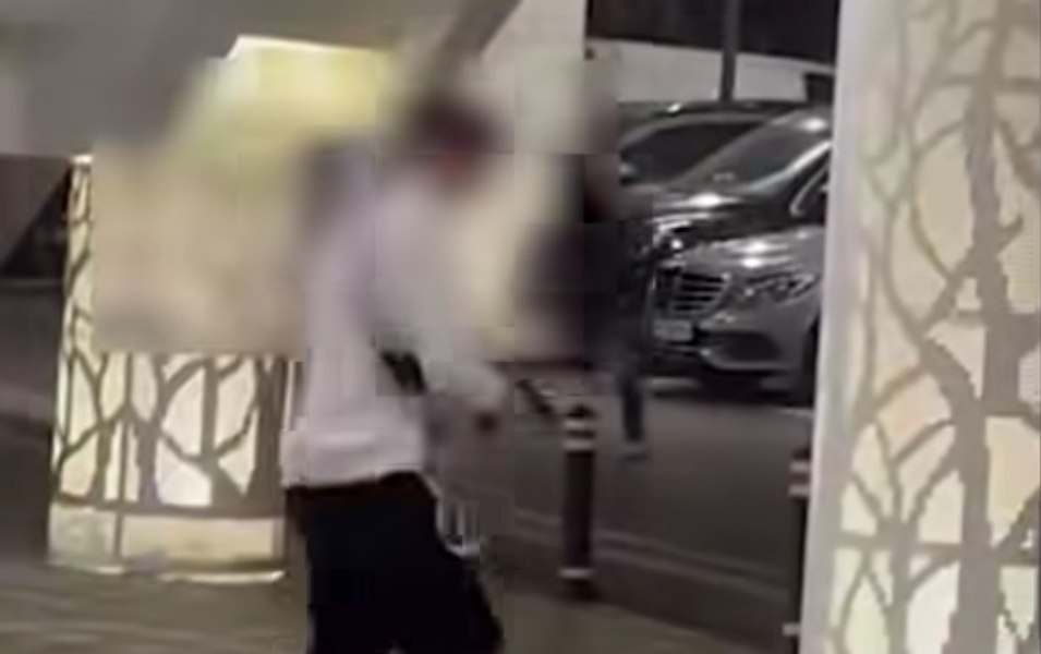Percheziții la domiciliul adolescentului din Craiova care a tras cu un pistol în parcarea unui mall. Ce au găsit polițiștii