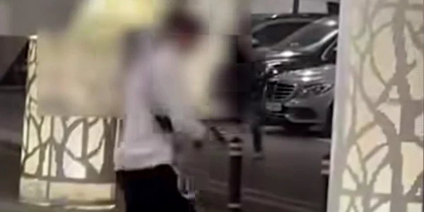 adolescent cu pistol intr ul mall din Craiova jpg