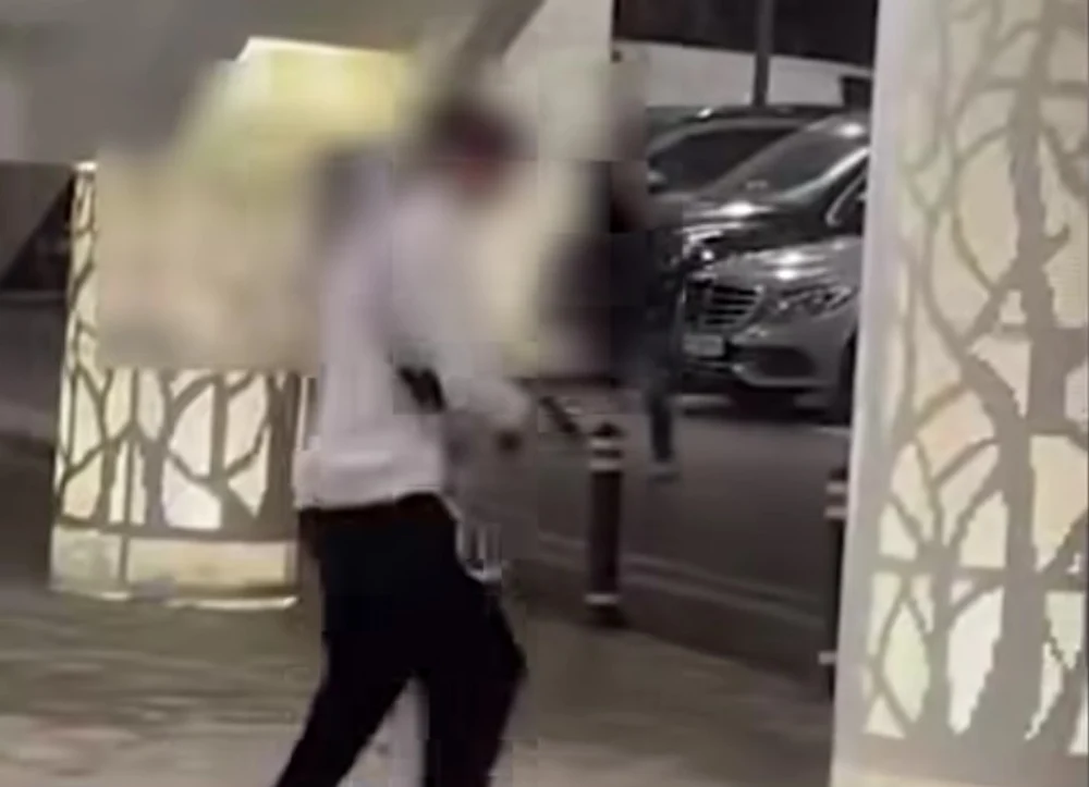 Percheziții la domiciliul adolescentului din Craiova care a tras cu un pistol în parcarea unui mall. Ce au găsit polițiștii