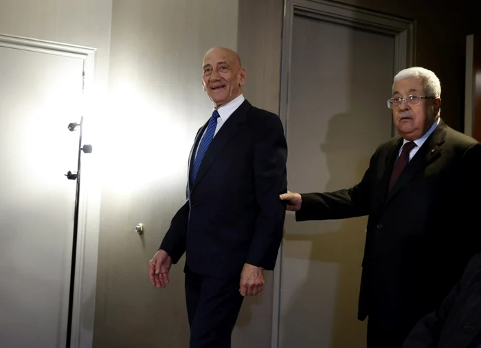Fostul premier israelian Ehud Olmert și Mahmoud Abbas FOTO EPA-EFE