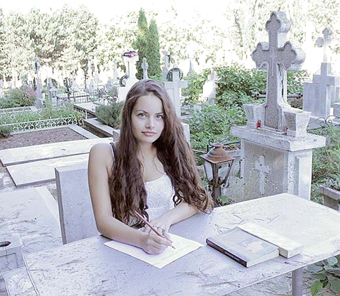 Bianca s-a fotografiat printre cruci şi a postat fotografia pe un site de socializare