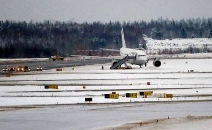 
    Avionul a alunecat pe pistă şi a ajuns în zăpadă. (Foto: EPA)  