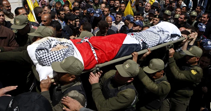 Trupul bărbatului mort într-o închisoare israeliană a fost purtat pe braţe prin Hebron FOTO Reuters