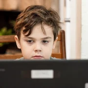 copil scoala online elev laptop unsplash jpeg