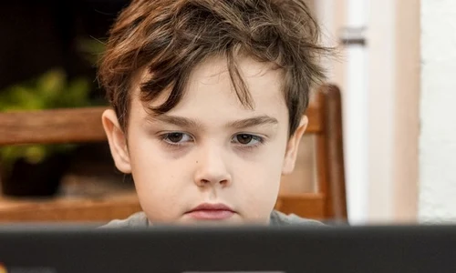 copil scoala online elev laptop unsplash jpeg