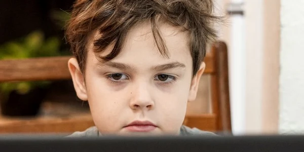 copil scoala online elev laptop unsplash jpeg