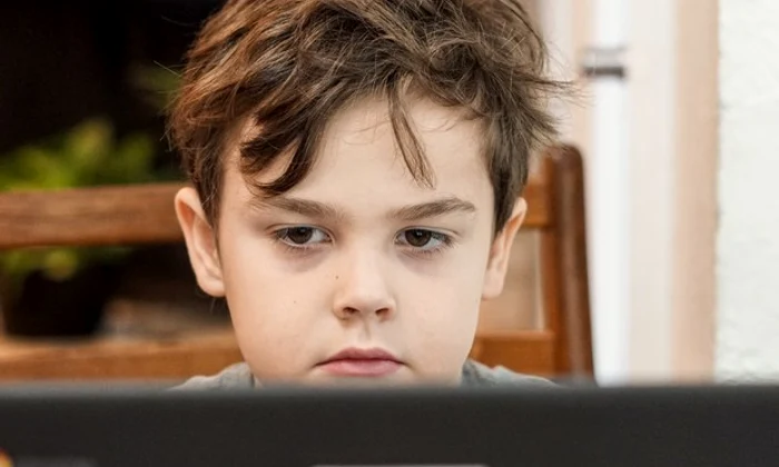 copil scoala online elev laptop unsplash jpeg