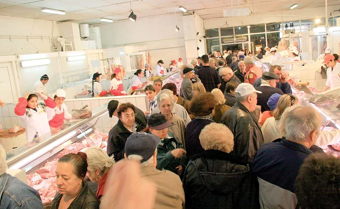 În fiecare an, cu câteva zile înainte de Crăciun, măcelăriile devin neîncăpătoare