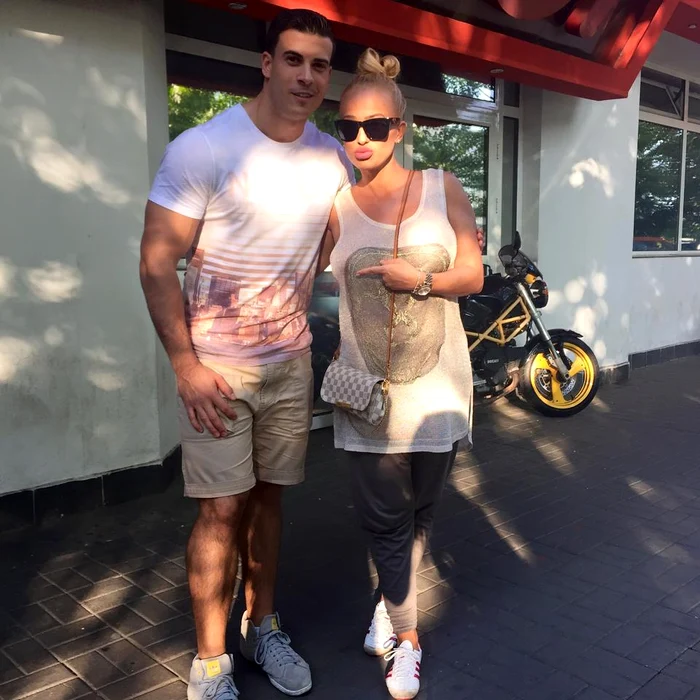 Anda Adam (34 ani), alături de Vlad, fratele ei