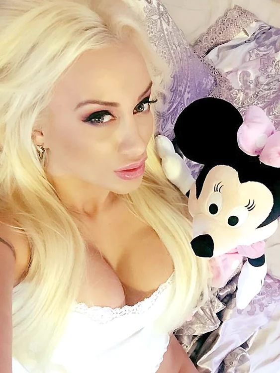 În loc să se  holbeze un bărbat  la silicoanele  Simonei Traşcă,  o face Minnie