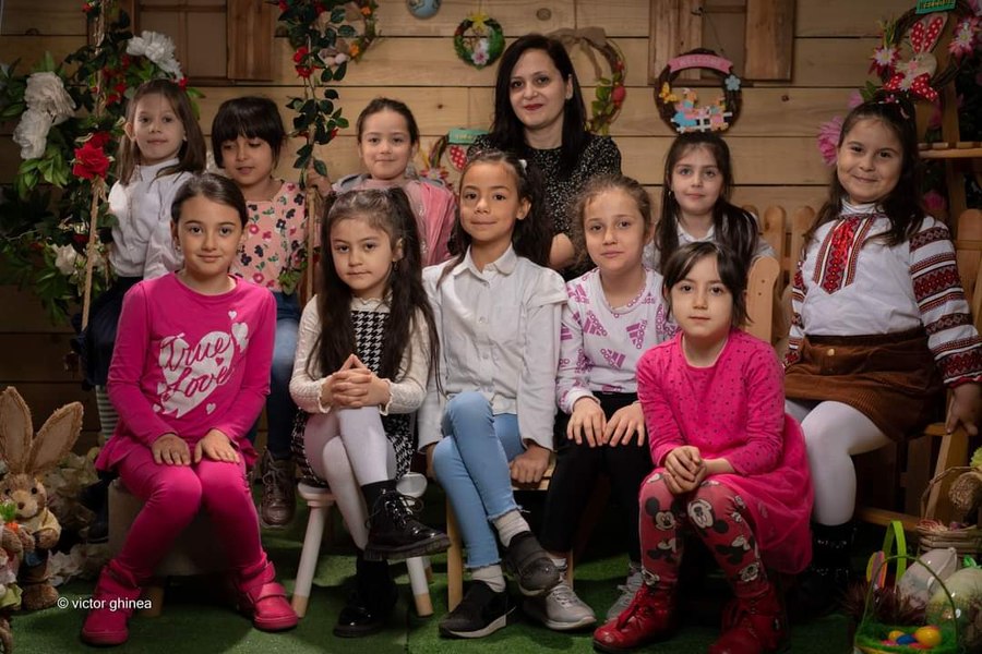 Învățătoarea care predă în funcție de emoțiile copiilor și le aduce natura ca material didactic