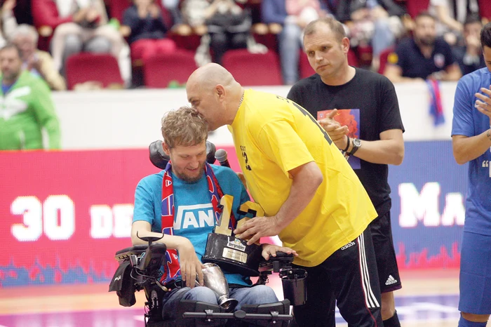 Gabi Balint i-a acordat şi un premiu lui Mihăiţă Neşu, care a rămas paralizat după un accident petrecut pe 10 mai 2011, la antrenamentFOTO: David Muntean