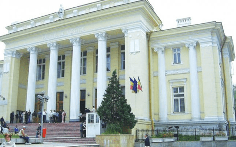 Trimis în judecată pentru că și-a ucis nepoata de 2 ani: „A aruncat-o în ușa frigiderului și pe ciment”