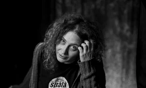 „Ăştia care fac spectacole pe scăunele“ – portret – Nicoleta ESINENCU jpeg