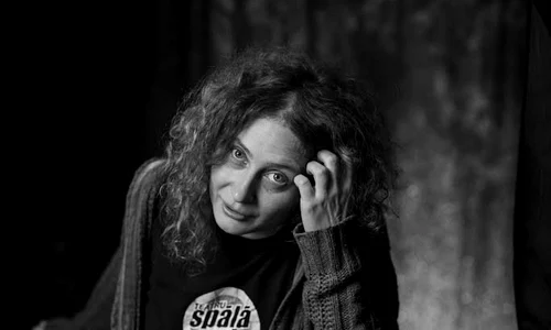 „Ăştia care fac spectacole pe scăunele“ – portret – Nicoleta ESINENCU jpeg