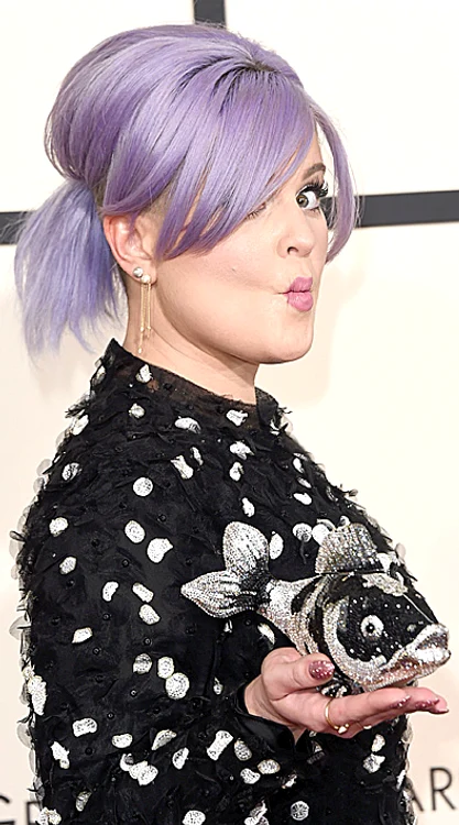 Cu bibeloul pe  covorul roşu? Kelly  Osbourne şi-a tras  geantă-peştişor