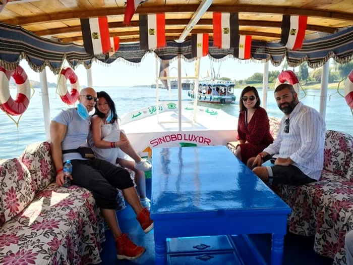 Turiștii sunt plimbați pe Nil cu vaporașe decorate în stil oriental