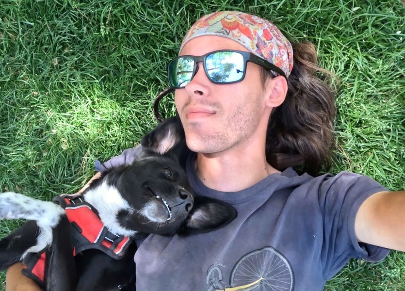 Un tânăr de 20 de ani face înconjurul lumii pe bicicletă. Are companie o cățelușă găsită în România 