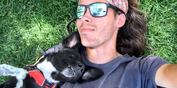 Alex Sidney, un britanic de 20 de ani, a pornit în călătorie în jurul lumii cu bicicleta, alături de un cățel comunitar adoptat din România. FOTO Profimedia