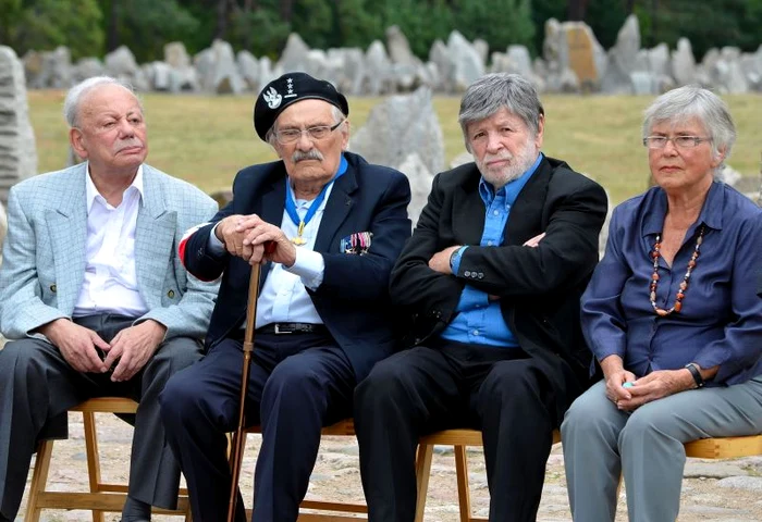 Szewach Weiss (al doilea din dreapta) a supraviețuit războiului în zona Borysław,  unde se ascundea împreună cu familia,  datorită ajutorului polonezilor. După război,  a plecat în Israel și a făcut carieră politică. A fost,  printre altele,  președinte al Knessetului și ambasador al țării sale în Polonia. În fotografie apare alături de participanții care au supraviețuit în revolta evreilor din lagărul morții de la Treblinka. 